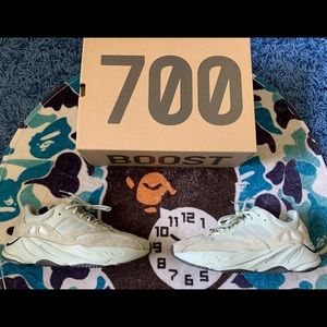 Yeezy 700 Boost Salt/Salt Men’s size 9.5 US